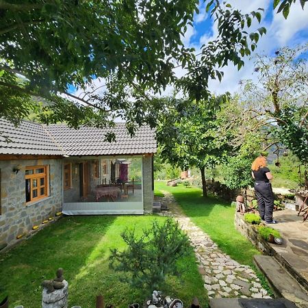 Bujtina Peshtan Guesthouse&Camping Tepelene Eksteriør billede