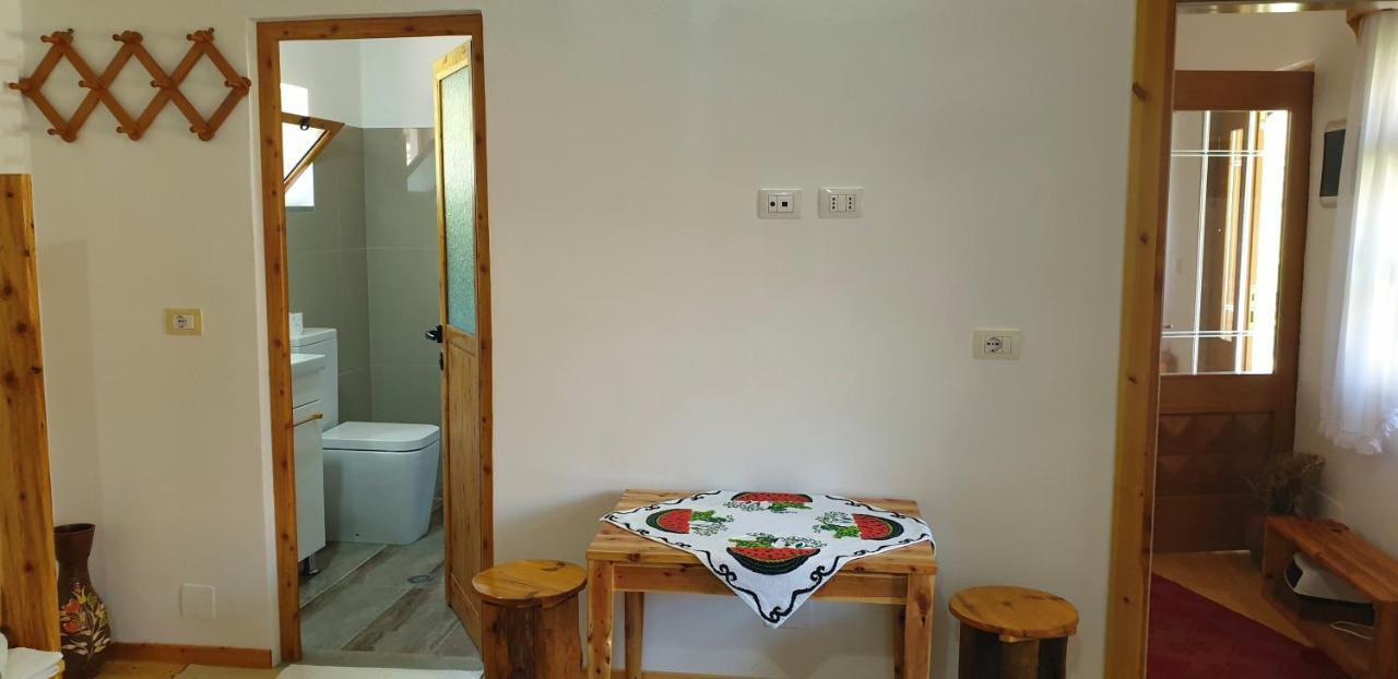 Bujtina Peshtan Guesthouse&Camping Tepelene Eksteriør billede