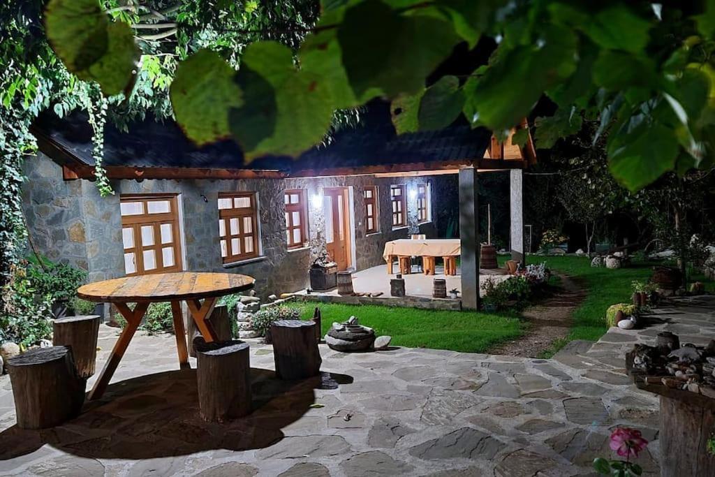 Bujtina Peshtan Guesthouse&Camping Tepelene Eksteriør billede