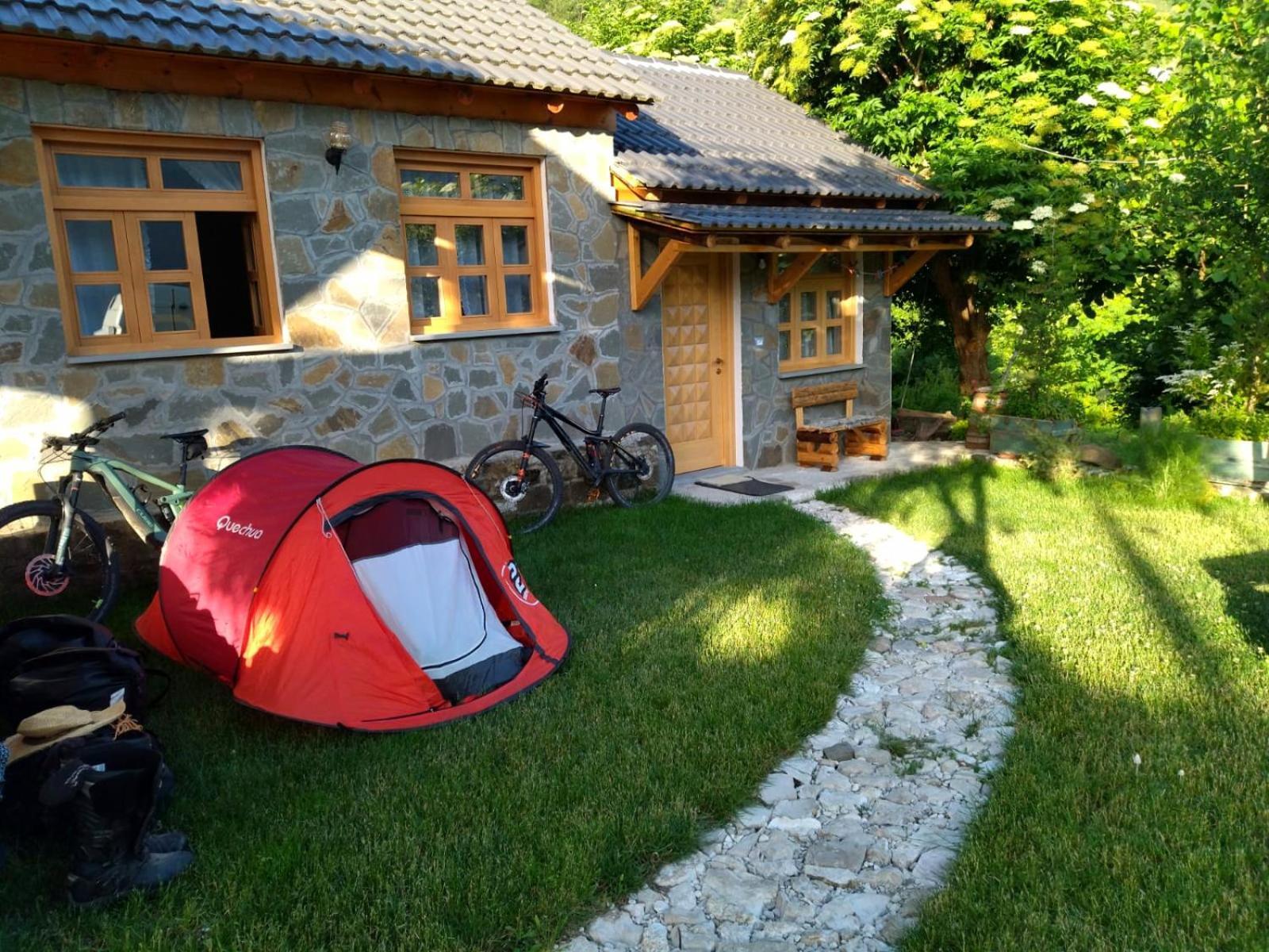 Bujtina Peshtan Guesthouse&Camping Tepelene Eksteriør billede